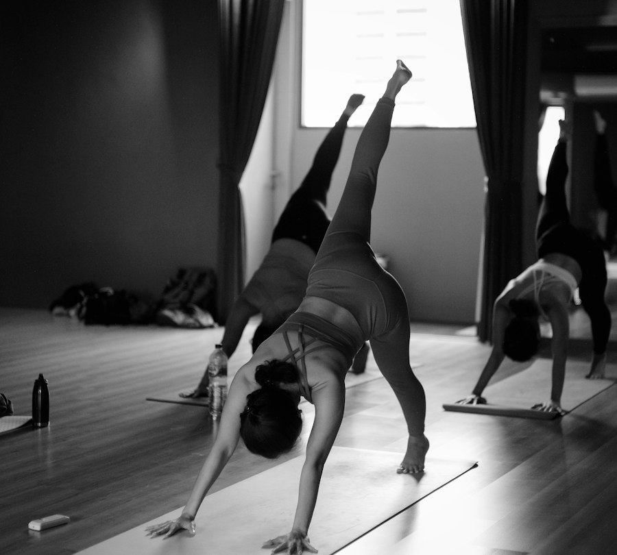 Exercice de Pilates adapté en petit groupe